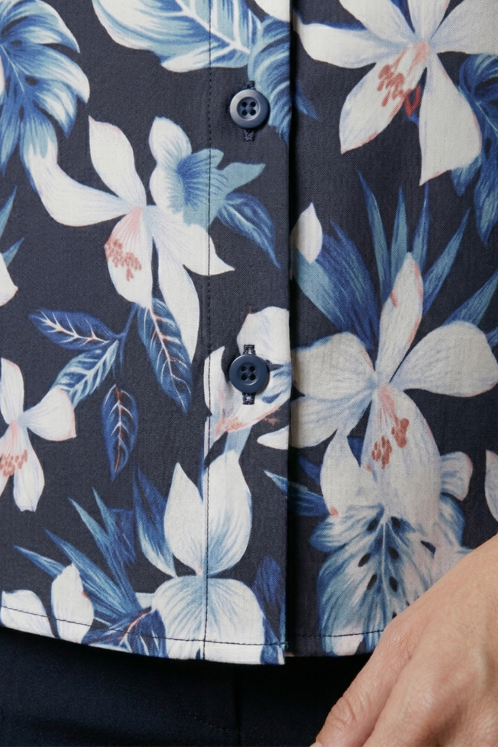 Women’s Blouse with Collar and Button Closure